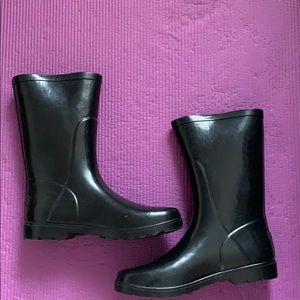 Black Columbia rain boots
